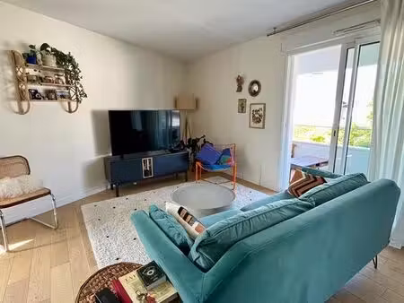 t3 de 70 m² avec balcon de 10 m²  cave et 2 parkings – quartier sainte-thérèse / rond-poin