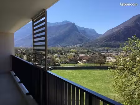 voreppe loue t3 de 64m2 + terrasse 25 m2 + garage + cave