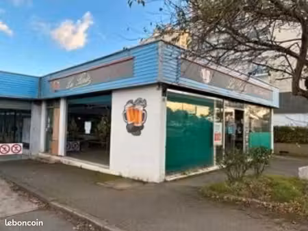local commercial toute activité avec terrasse excellente visibilité saint-nazaire