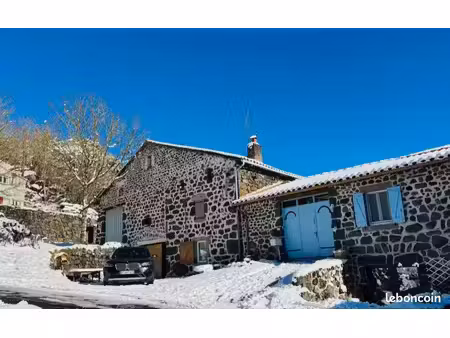 “corps de ferme en pierre 450m² - auvergne  dépendances