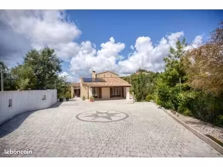 villa 5 pièces 100 m2 + studio indépendant 30 m2 sur terrain 1200 m2 piscinable