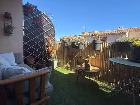 appartement t2 à vendre au beausset entièrement rénové avec balcon et place de parking
