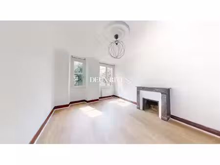 centre ville   beau type 2 dans immeuble de caractère