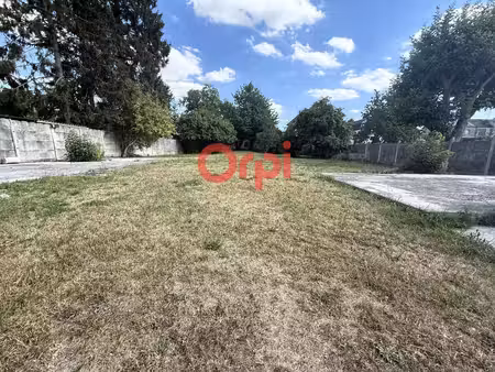 terrain constructible de 1 613 m² – possibilité de division