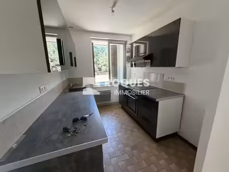 graissessac  à louer bel appartement de type 3 avec stationn