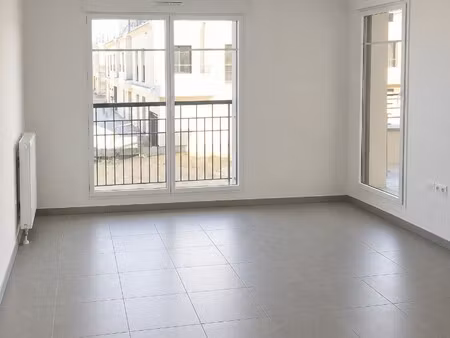 t2 avec parking et balcon à saint-cyr-sur-loire