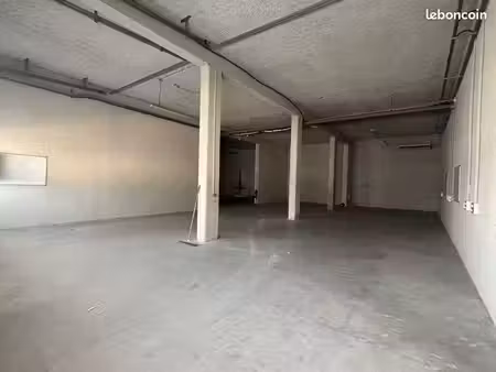entrepôt avec bureau
