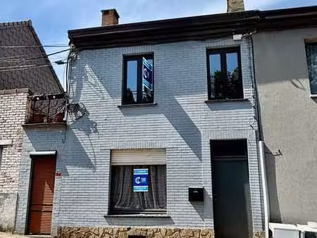 maison 3 façades offrant de beaux volumes à rafraîchir