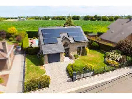 magnifique villa avec piscine idéalement située dans une rue