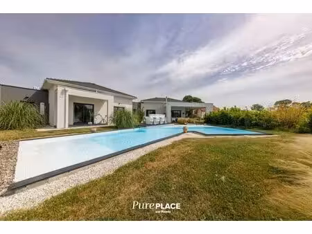 villa d’architecte contemporaine avec piscine chauffée et vues sur le puy de dôme et le...