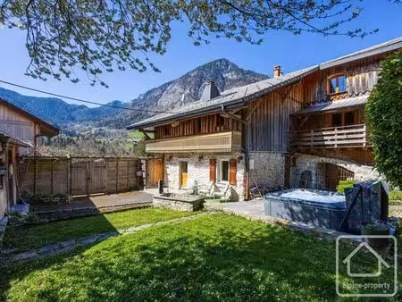 charmante ferme avec appartement indépendant  garage  atelier et jardin intérieur