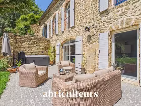 mas provençal rénové de 249 m² avec dépendance en vente à grans (13450)
