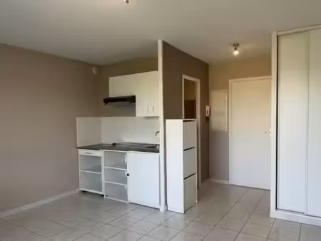 charmant t2 lumineux avec balcon  parking sécurisé et cave – quartier velpeau / proche gar