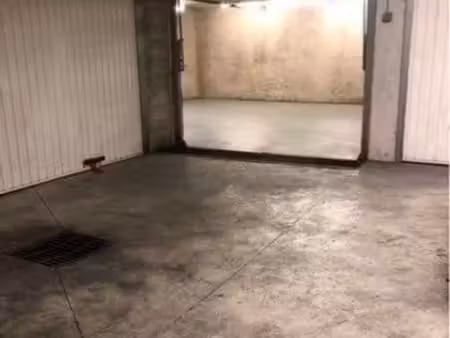 grand garage fermé 42 m2 13010