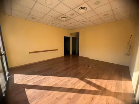 aix sud local 79m² parking
