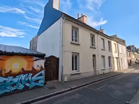 maison de ville de 86 m² avec cour et deux dépendances – cherbourg-en-cotentin