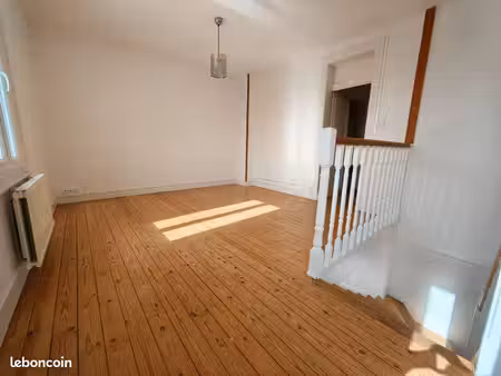 maison de ville de 86 m² + jardin d'hiver 16 m² + cour sud-est 30 m² + dépendances 25 m² –