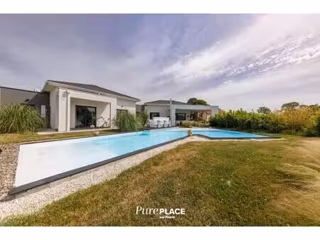 villa d’architecte contemporaine avec piscine chauffée et vues sur le puy de dôme et le sa