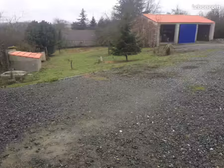 terrain avec bâtiments