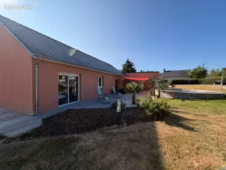 maison avec plan d’eau