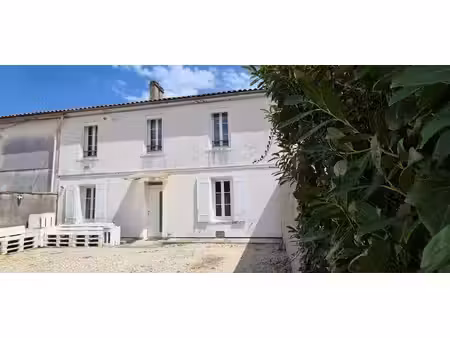 maison de ville composée de deux appartements  110 m2  proximité place victor hugo  jardin