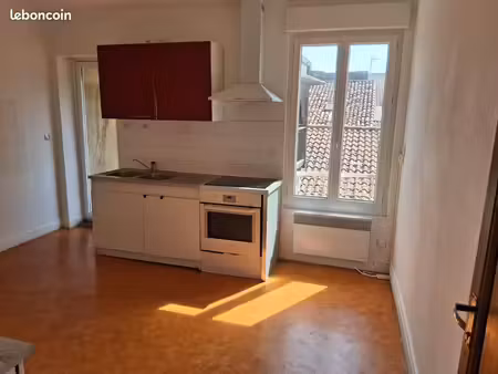 appartement à louer non meublé de 5 pièces de85 m2 situé au 2 étage d un immeuble ancien. 