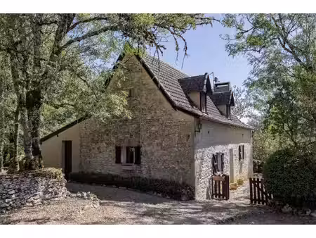 secteur causses du quercy: charmante maison en pierre avec piscine et 2 granges