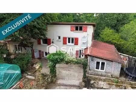 charme  nature et potentiel : une maison de village à réinventer à menat. proche tous comm