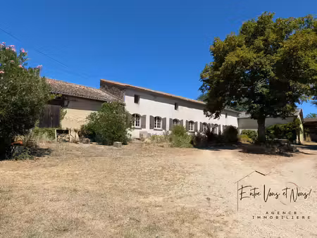 maison dans son écrin de verdure