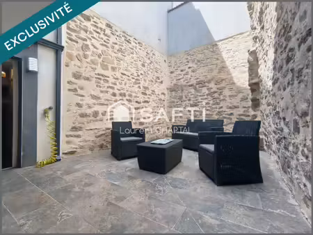 très belle maison de village avec cour intérieure et toit/terrasse.