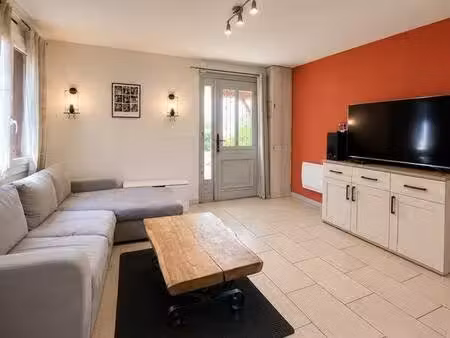 une maison rénovée avec goût  prête à accueillir vos projets.