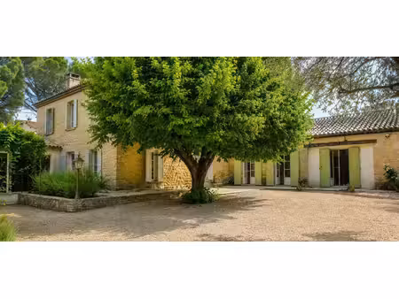 268 m² de caractère sur 885 m² de terrain ! authentique maison en pierre offrant de beaux.