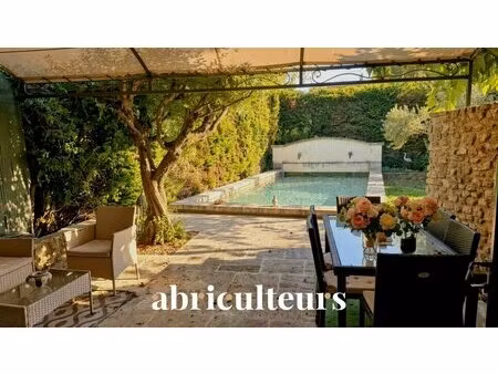 maison de ville en pierre de 100 m² avec jardin et piscine en vente à cavaillon (84300)