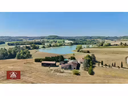 propriété équestre avec piscine et dépendances.