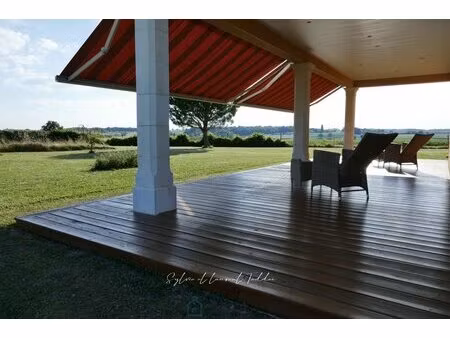maison contemporaine basse consommation avec vue degagee sur la campagne environnante