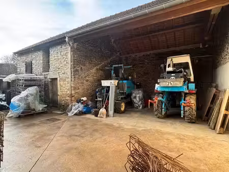 cuverie dans un village viticole