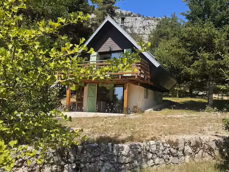 chalet avec terrasse et vue panoramique sur la plaine de caille