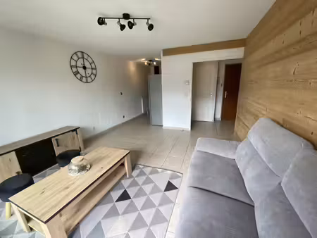 t2 meublé proche du centre avec terrasse  cave et garage
