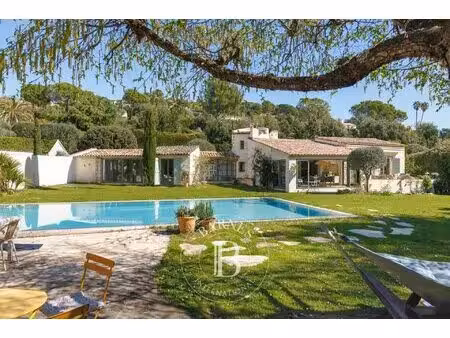 la colle-sur-loup - villa de plain-pied rénovée avec piscine sur un terrain plat paysager