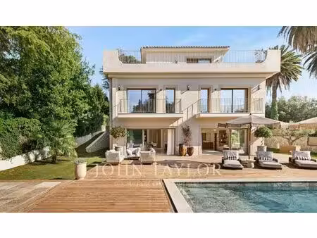 villa dans un prestigieux domaine fermé  à quelques minutes de la croisette