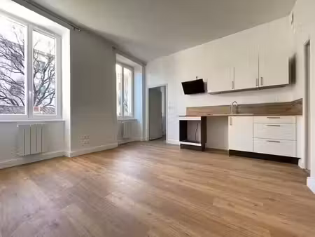 location appartement 2 pièces 40 m² à saintes (17100)