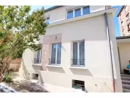 location meublée maison 7 pièces 158.56 m² à courbevoie (92400)  3 264 €