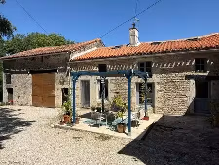 charmante maison en pierres avec gîte en activité  a