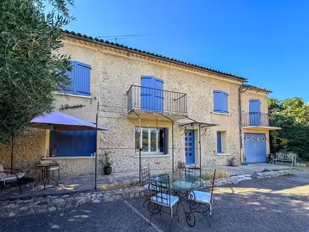 bastide provençale pleine de charme avec piscine