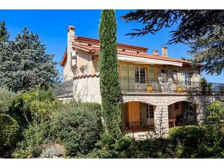 villa 5 chambres sur terrain 2000m2 avec piscine à 2 pas du village de flayosc