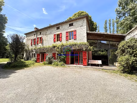 moulin avec gîtes et dépendances en pierre