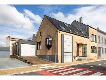 maison polyvalente avec hangar et jardin à l'arrière