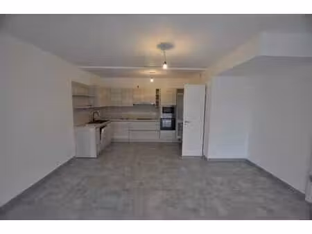 a louer: appartement 2 chambres en plein centre de libramont
