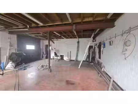 entrepôt /garages disponible à la vente .