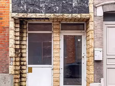 bien entièrement à rénover avec extérieur! beau potentiel!